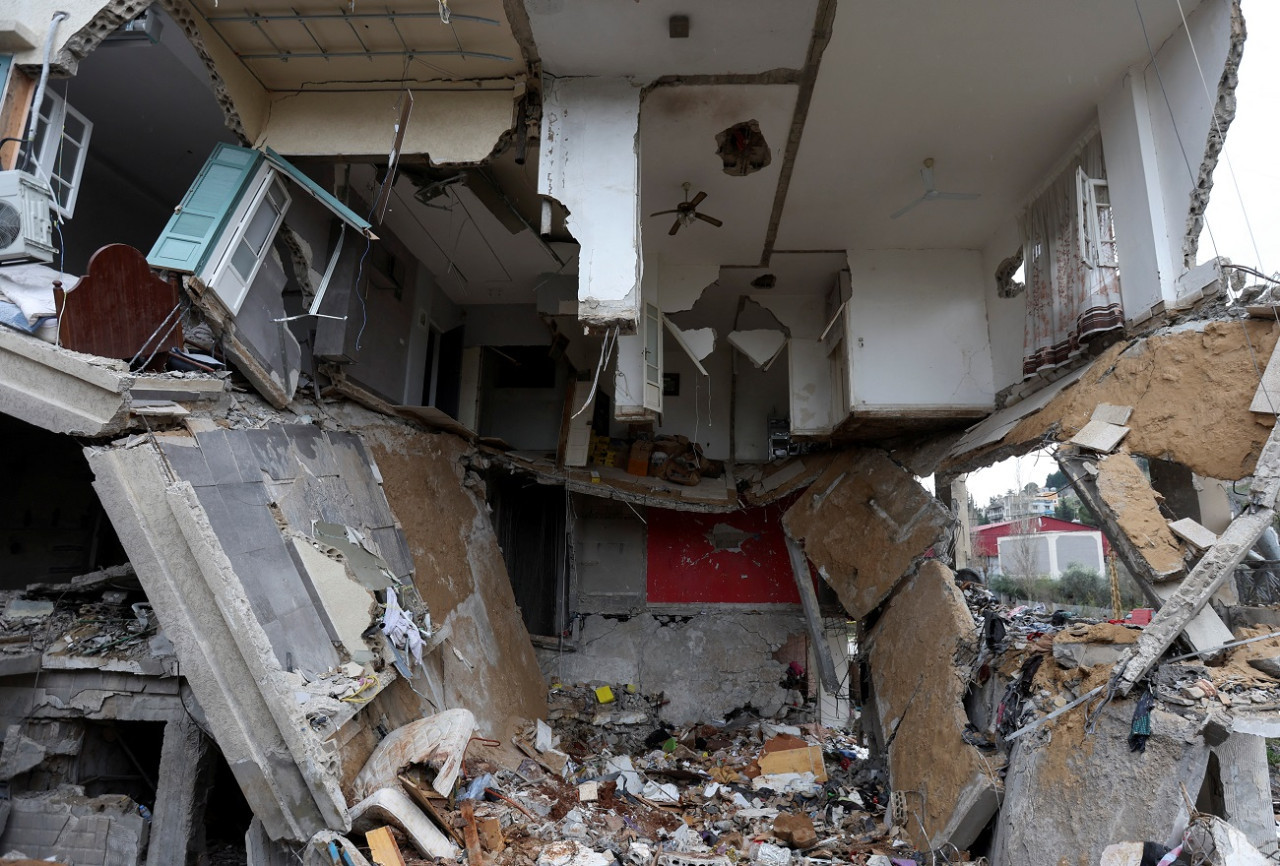 Así quedó el edificio de Nabatieh (Líbano) tras el ataque de Israel. Foto. Reuters