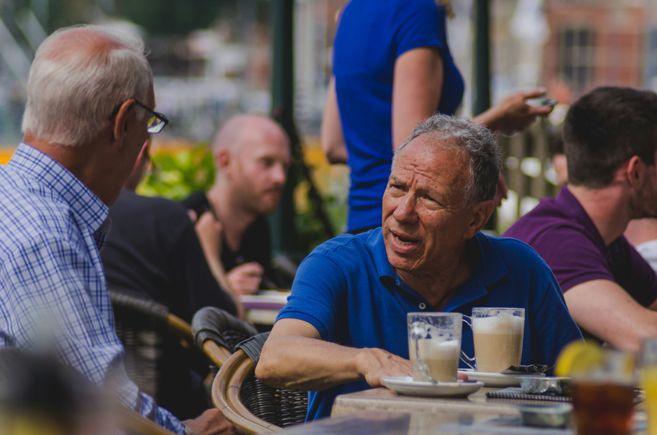 Charla, personas hablando. Foto: Unsplash