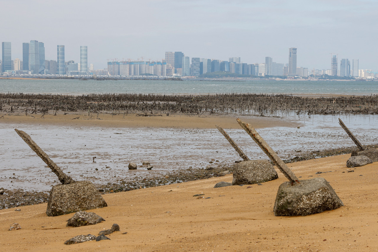 Barricadas anti-aterrizaje en la playa con Xiamen de China al fondo en Kinmen. Foto: Reuters.