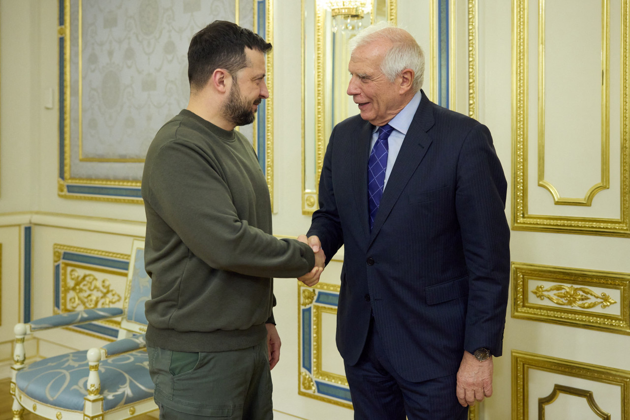 Josep Borrell junto Volodímir Zelenski. Foto: Reuters.