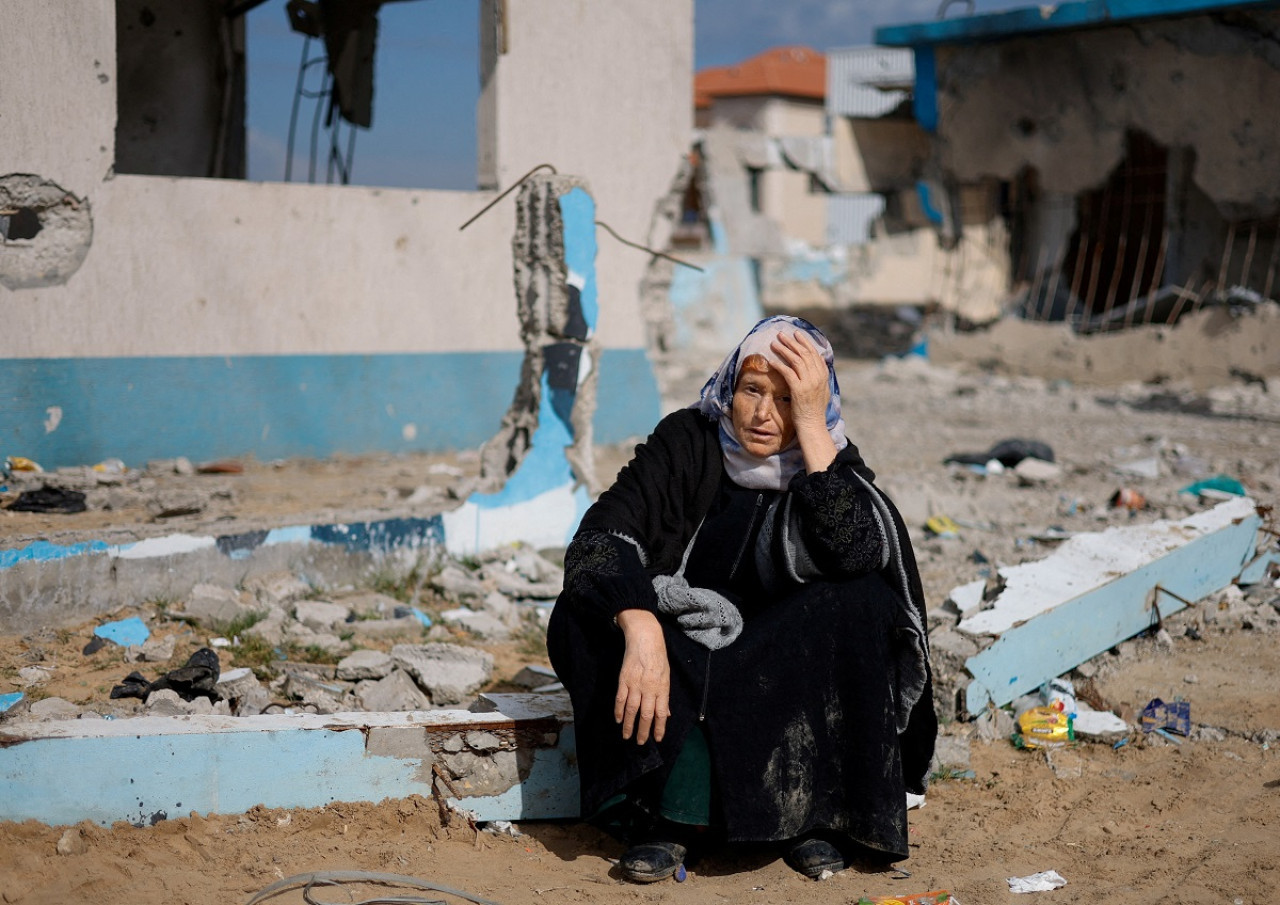 Paciente palestina evacuada del hospital Naser. Foto: Reuters.