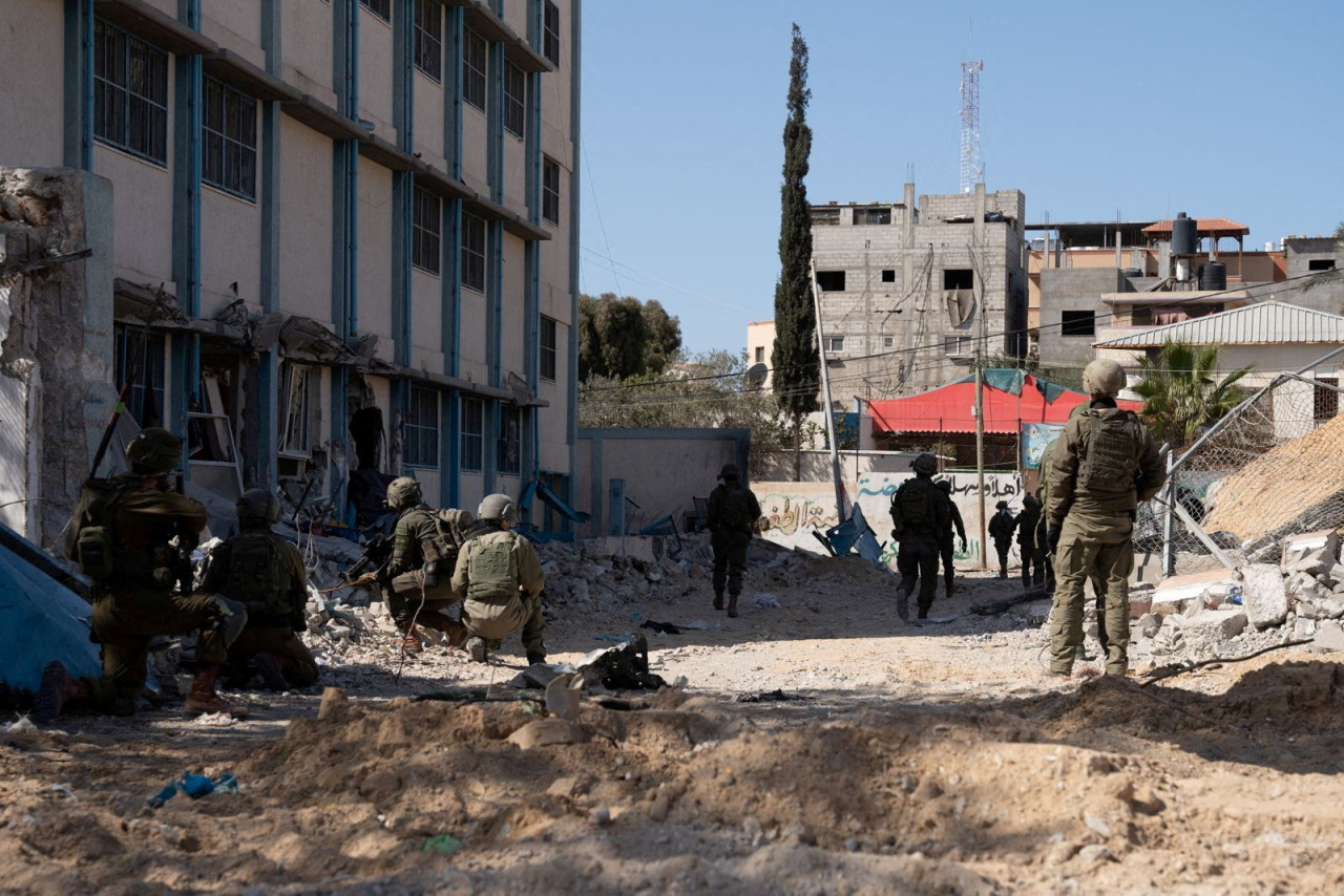 Evacuación del hospital Naser en la Franja de Gaza. Foto: Reuters.