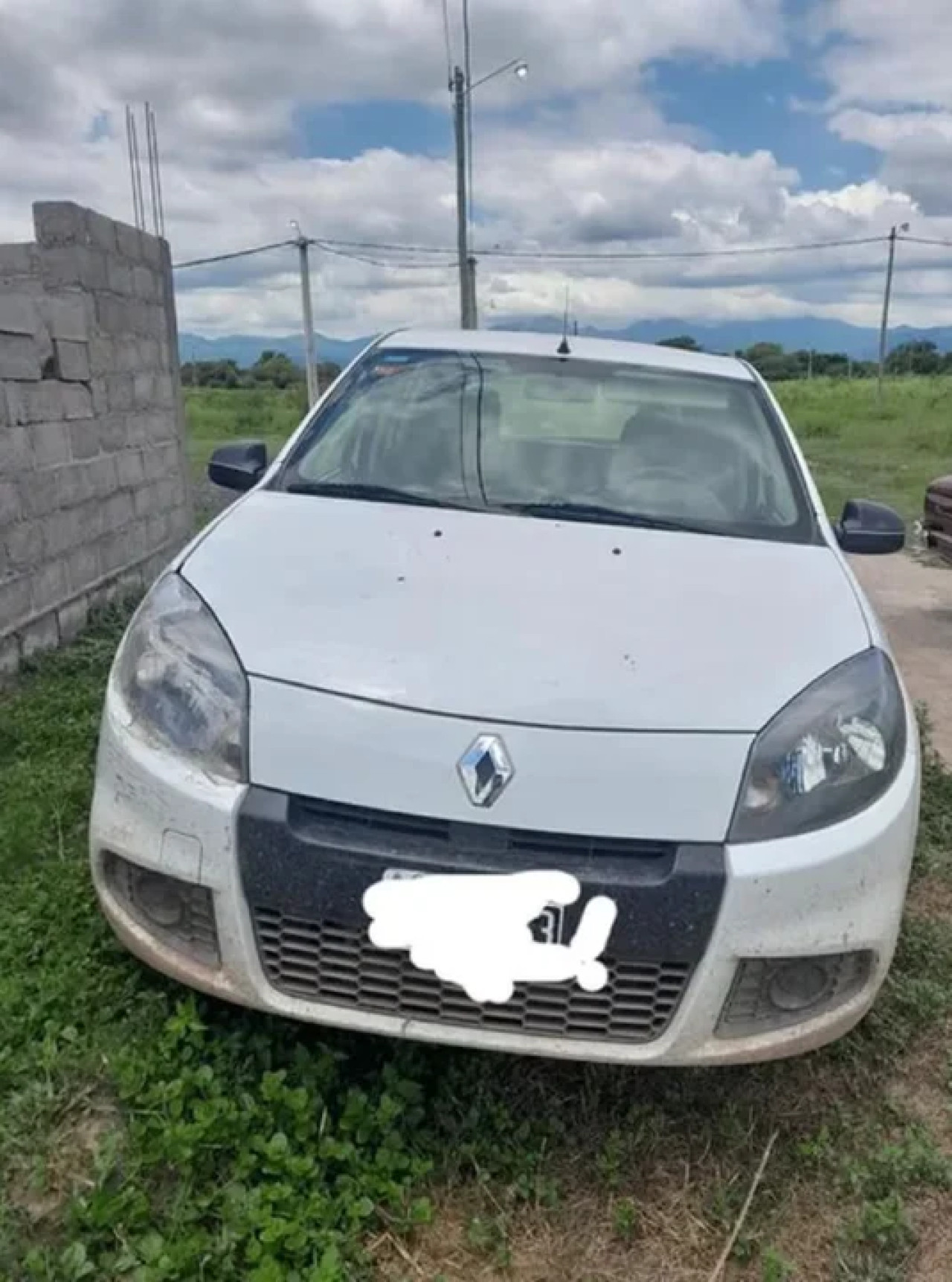 El auto abandonado que despertó sospechas antes de encontrar a los hermanos asesinados. Foto: NA.