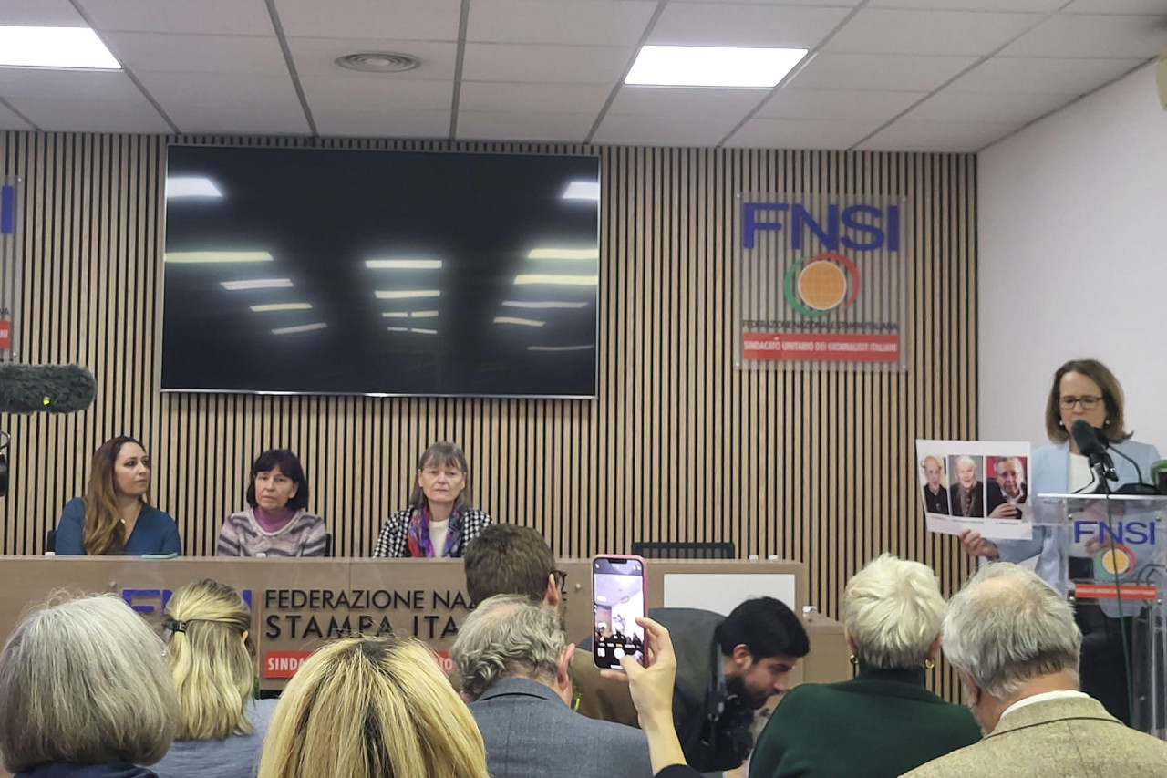 La abogada Laura Sgró, Gloria Branciani, y Mirando Kovav. Foto: EFE