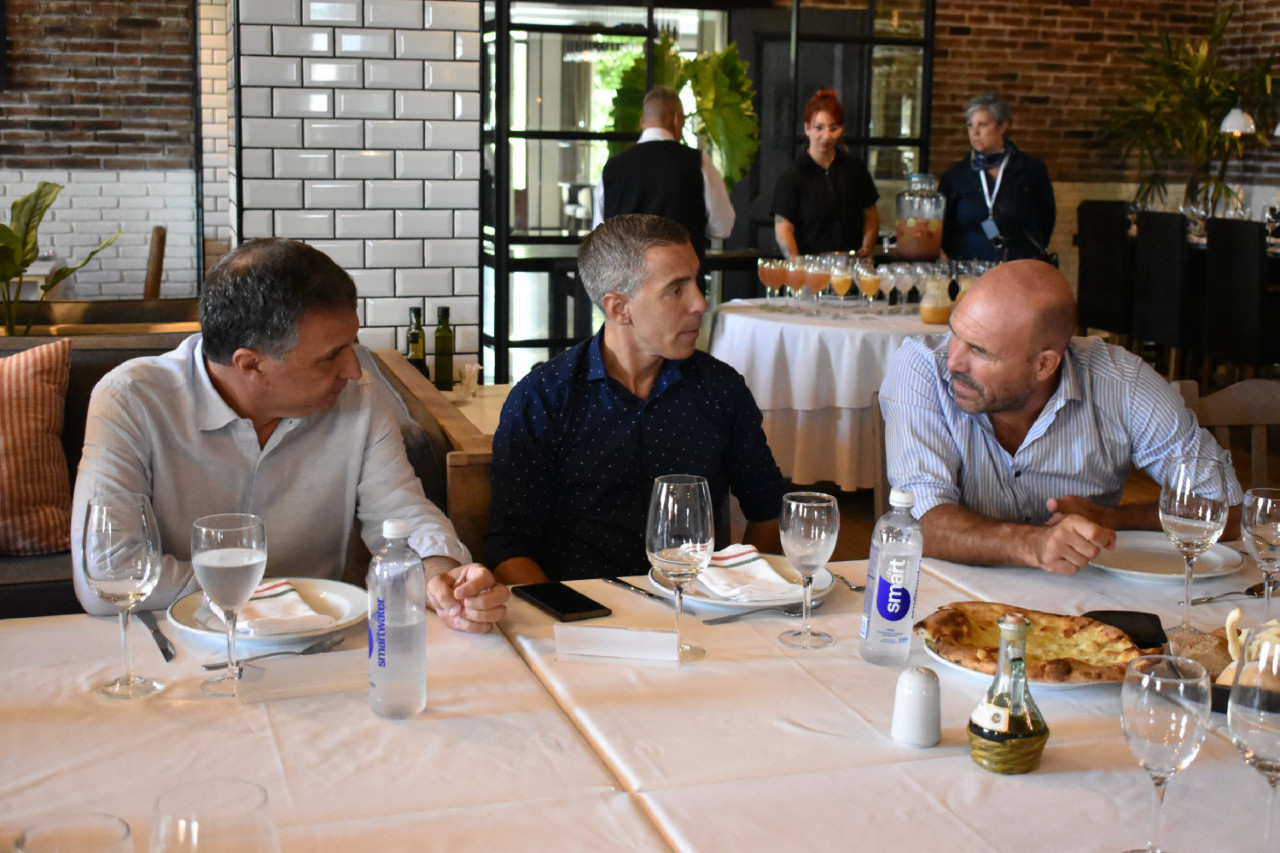 Dirigentes de Rosario Central y Newells junto a Hernán Mastrángelo en almuerzo de camaradería. Foto: @LigaAFA.