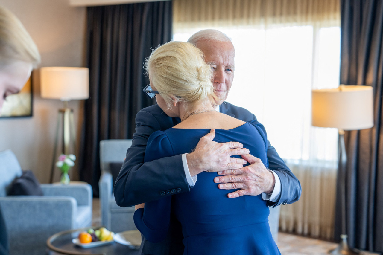 Joe Biden junto a Yulia Navalnaya, la esposa de Alexéi Navalny. Foto: REUTERS.