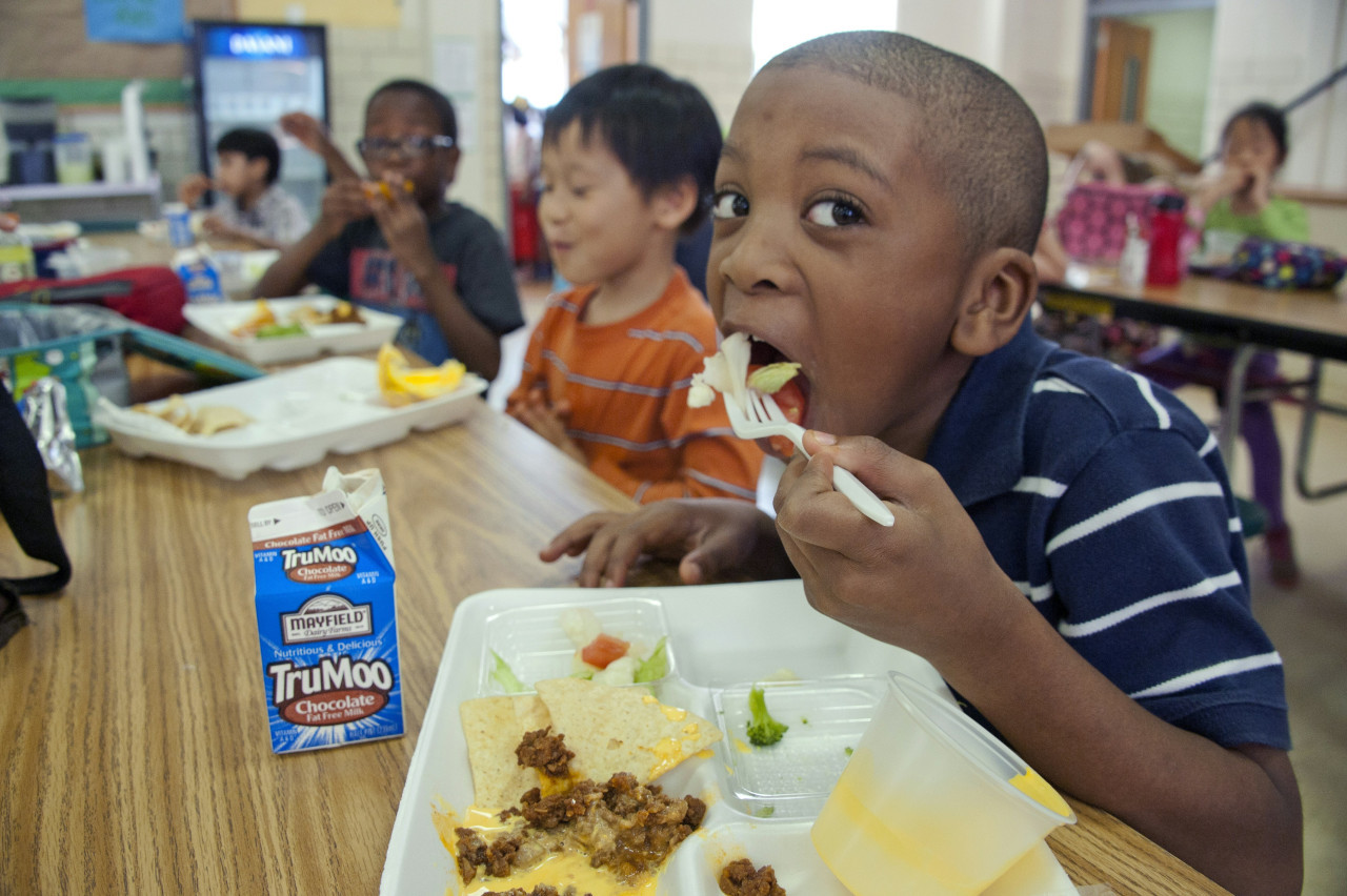 Niño comiendo. Foto: Unsplash.