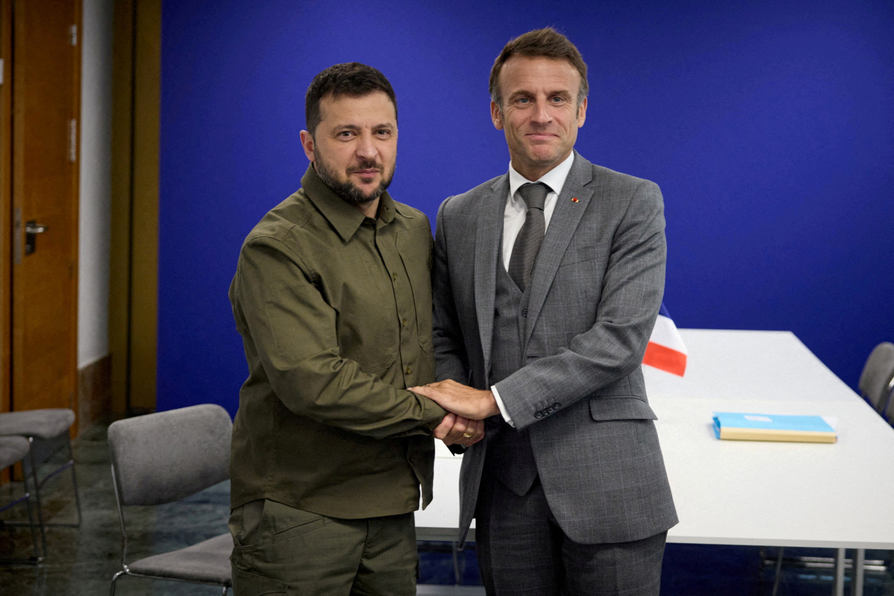 El presidente de Ucrania y de Francia, juntos. Foto: Reuters