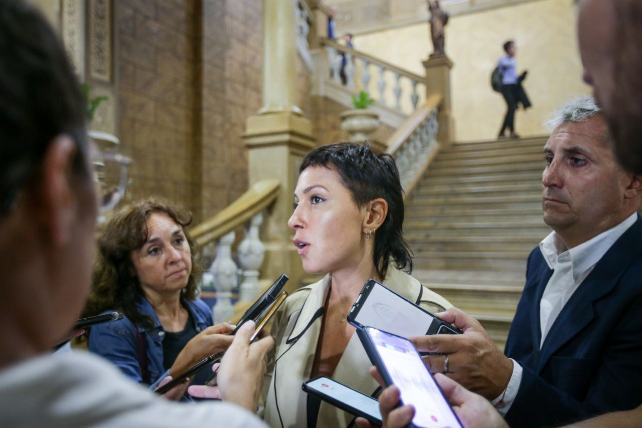 Mayra Mendoza estuvo presente en la conferencia de prensa de Axel Kicillof. Foto: prensa