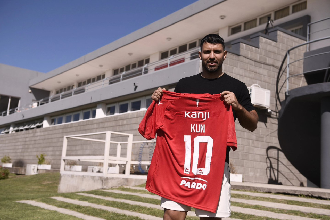 Sergio Agüero con la mítica 10 de Independiente. Foto: X @Independiente.