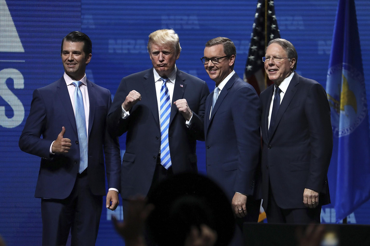 Donald Trump junto a su hijo en un acto durante su presidencia. Foto: NA.