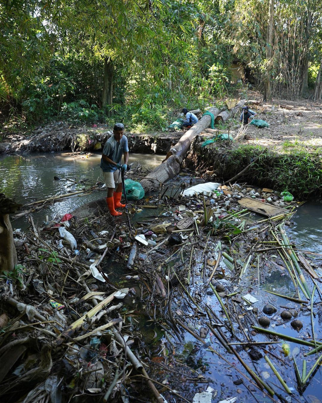 La organización trabaja en la recolección, clasificación y reciclaje de residuos para evitar que llegue a los océanos. Foto: Instagram/@Sungaiwatch.