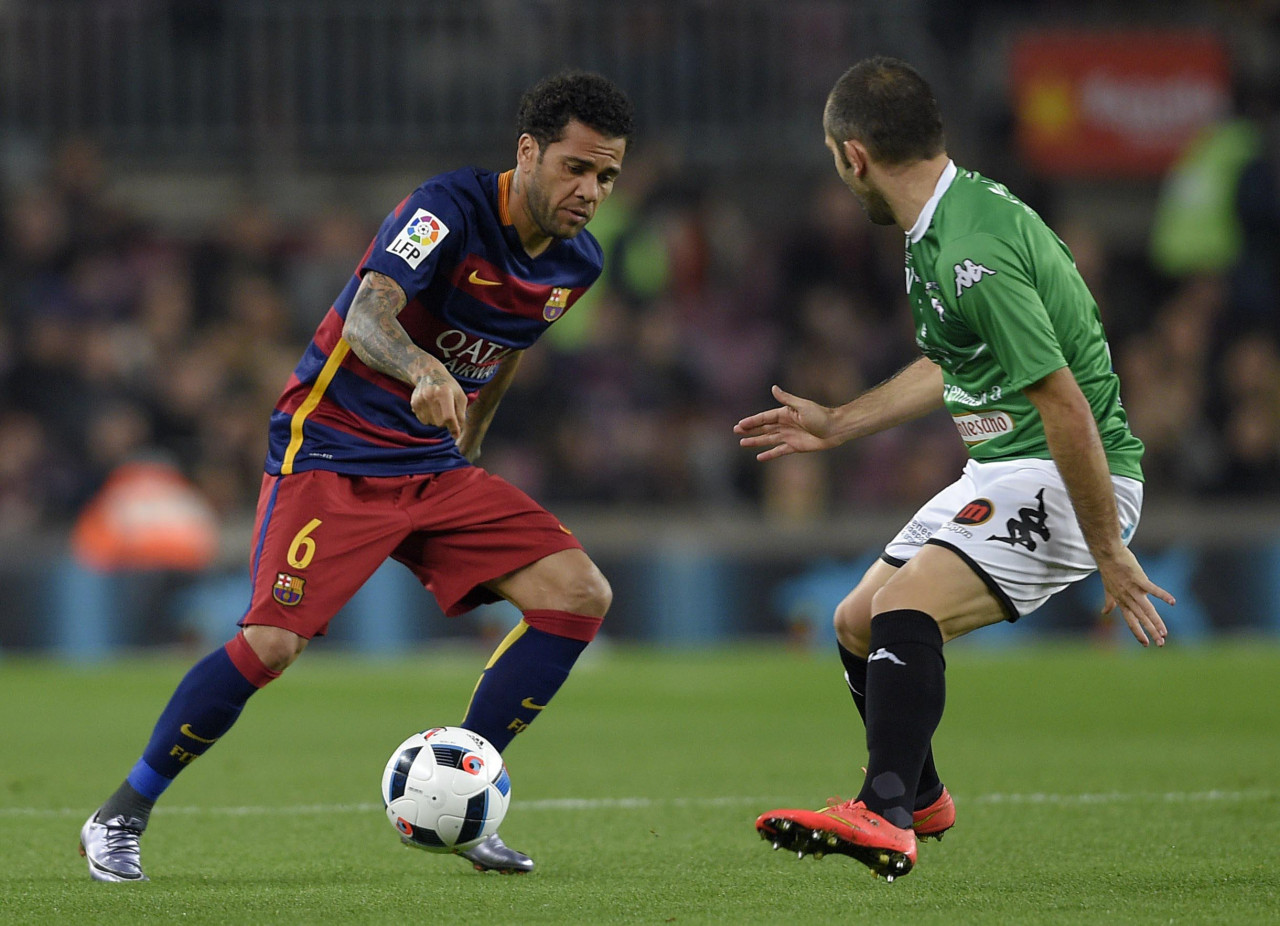 Dani Alves en el Barcelona. Foto: NA.