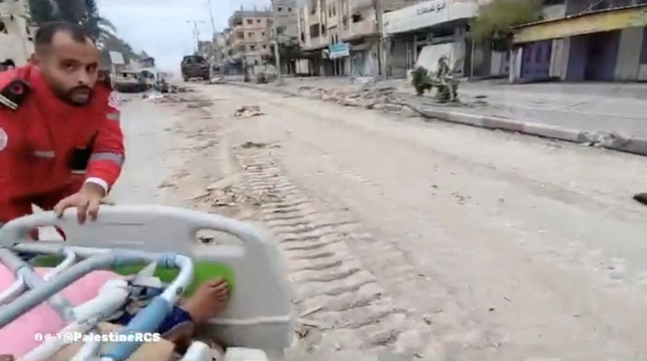 Una mujer herida, forzada a evacuar Al--Amal. Foto: Reuters