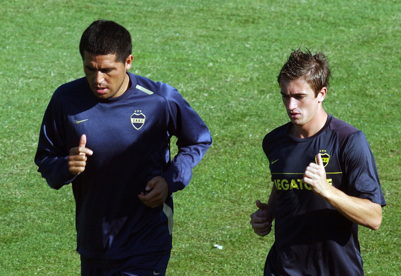 Juan Román Riquelme junto a Tito Noir. Foto: NA.