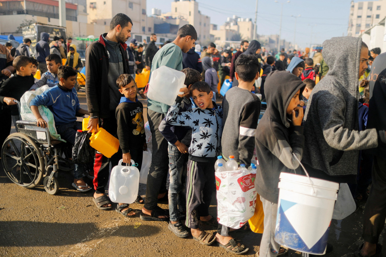 Largas filas para obtener agua en Gaza. Foto: Reuters