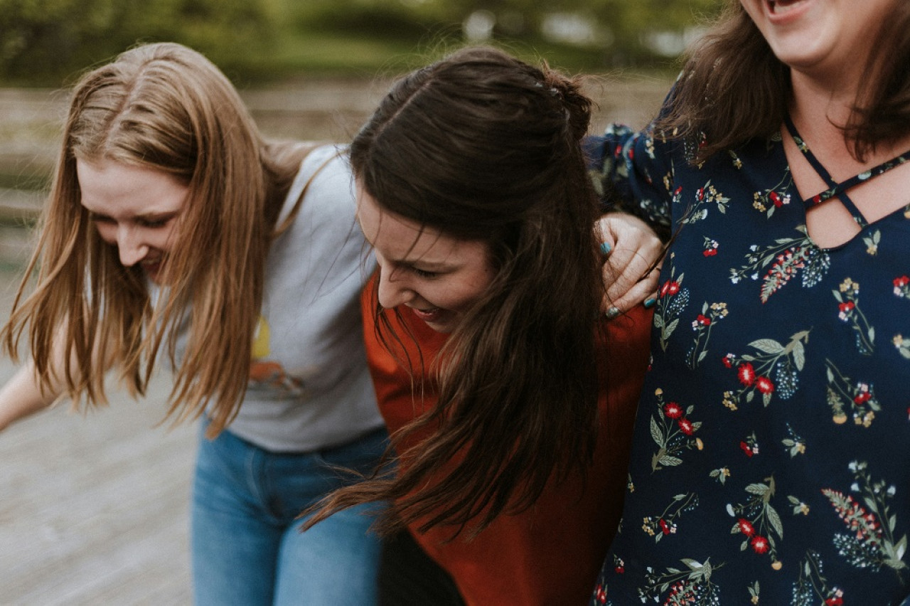 Día de la mujer, amigas, salida. Foto: Unsplash.