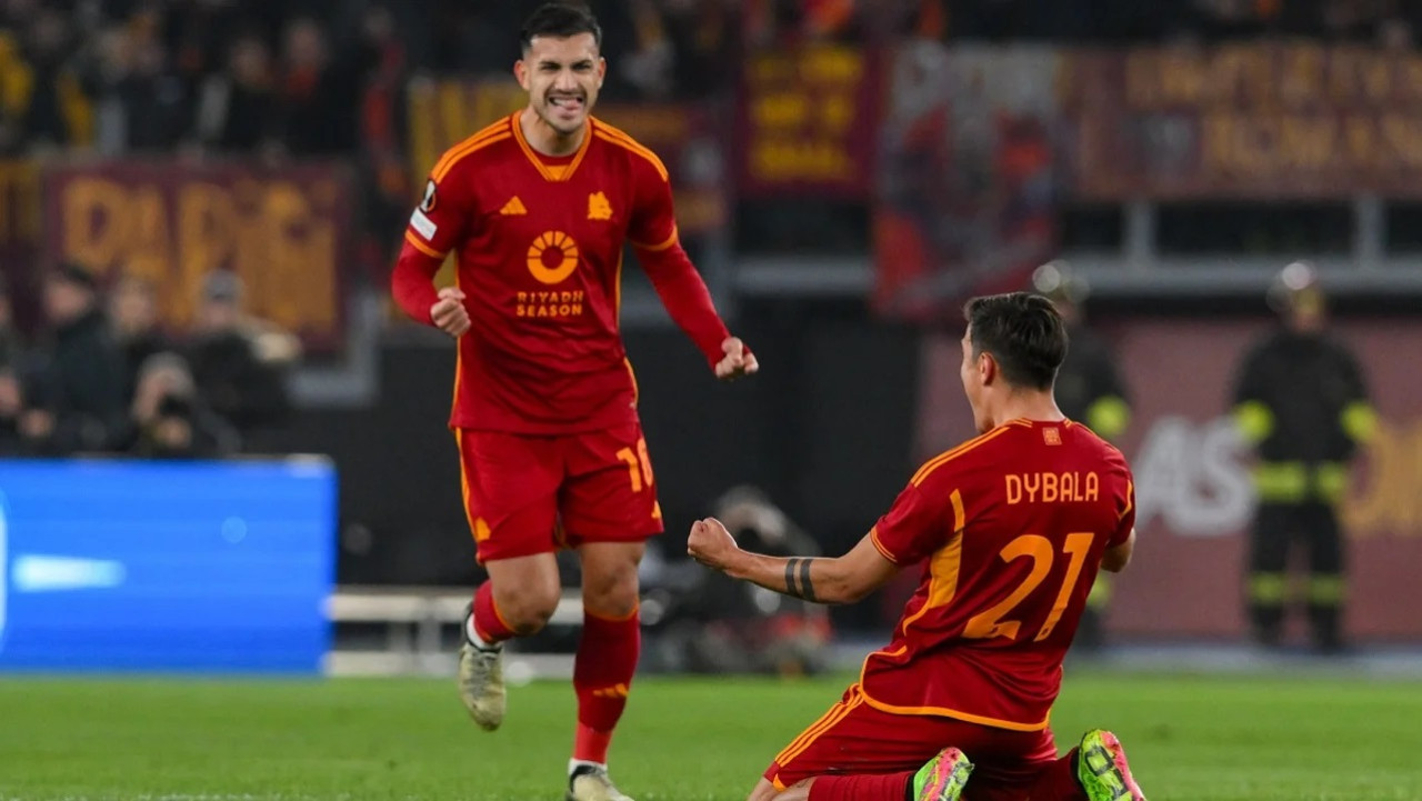 Festejo de Paredes y Dybala en el triunfo de la Roma por la Europa League. Foto: NA.