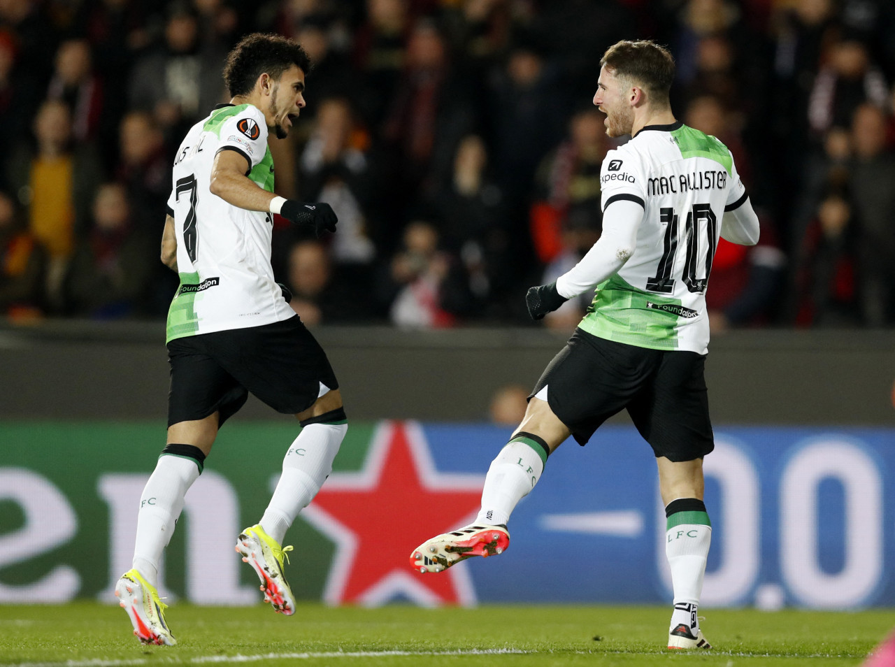 Festejo de Alexis Mac Allister en el triunfo del Liverpool por la Europa League. Foto: REUTERS.