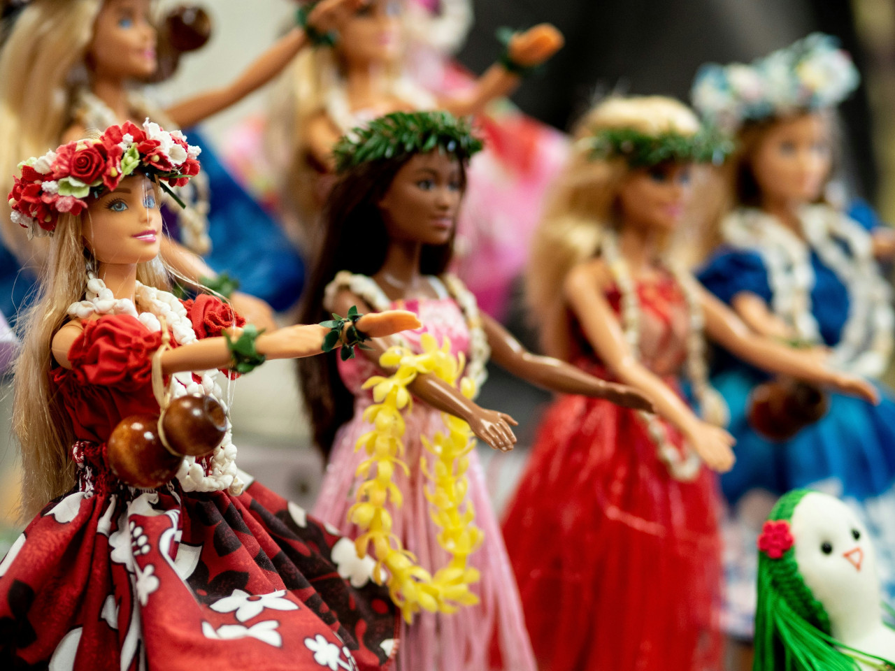 Actualmente existen Barbies con 35 tonos de piel diferente y 250 profesiones. Foto: Unsplash.