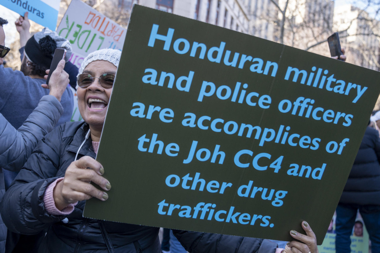 Manifestantes durante el juicio contra Hernández en EEUU. Foto: EFE