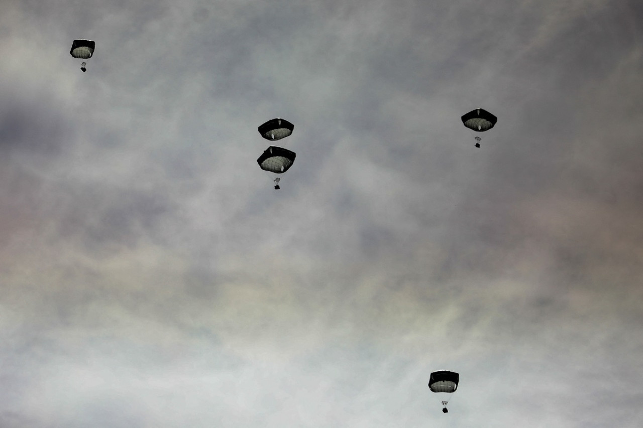 Paquetes de ayuda humanitaria para Gaza. Foto: Reuters.