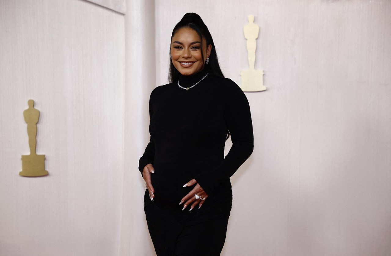 Vanessa Hudgens en la alfombra de los Premios Oscar 2024. Foto: Reuters.