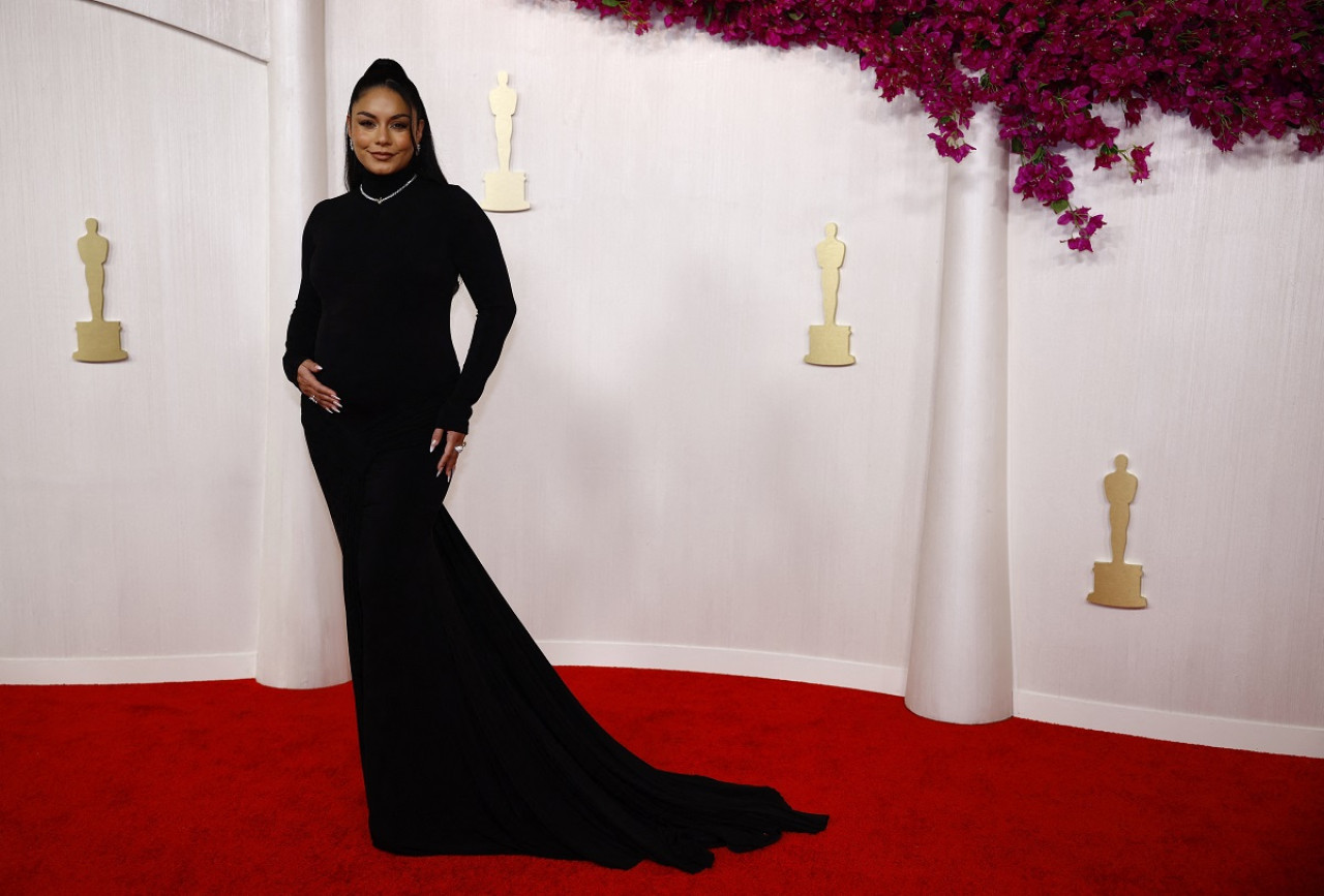 Vanessa Hudgens en la alfombra de los Premios Oscar 2024. Foto: Reuters.