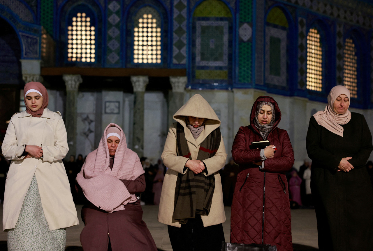 Rezo de palestinos en Ramadán, mezquita de Al Aqsa. Foto: Reuters.