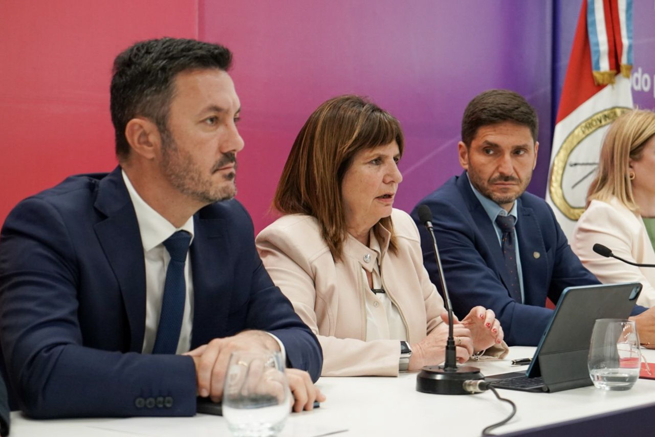 Patricia Bullrich junto a Luis Petri y Maximiliano Pullaro. Foto: NA