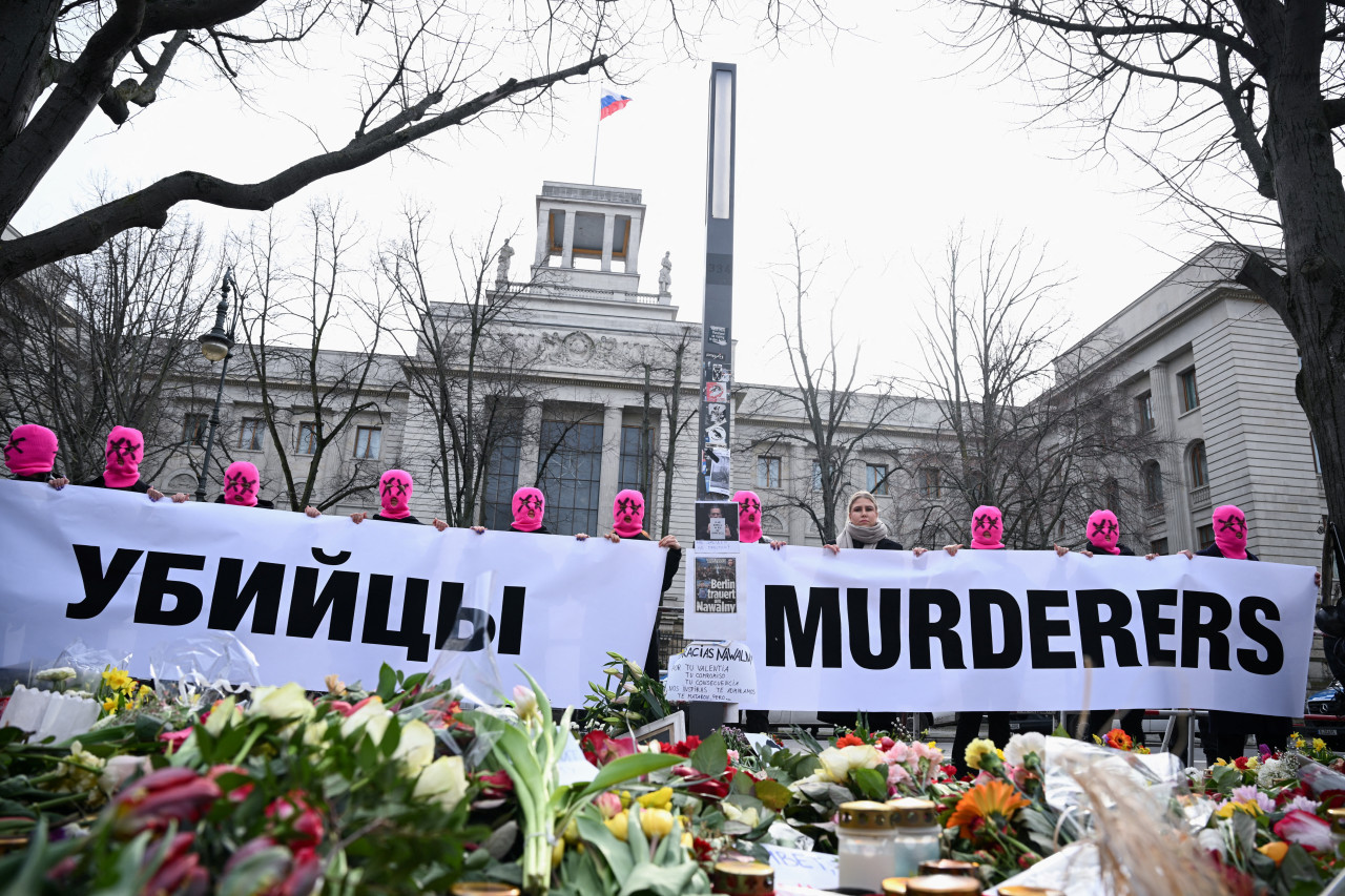 Las Pussy Riot protestando por la muerte de Navalny en Berlín. Foto: Reuters.