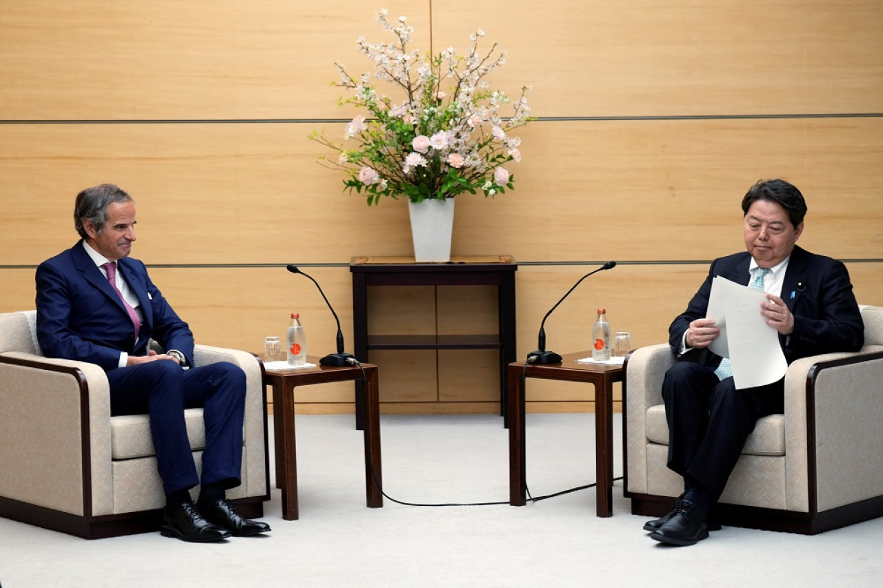 El Director General del Organismo Internacional de Energía Atómica, Rafael Mariano Grossi, y el Secretario Jefe del Gabinete de Japón, Yoshimasa Hayashi. Foto: Reuters.