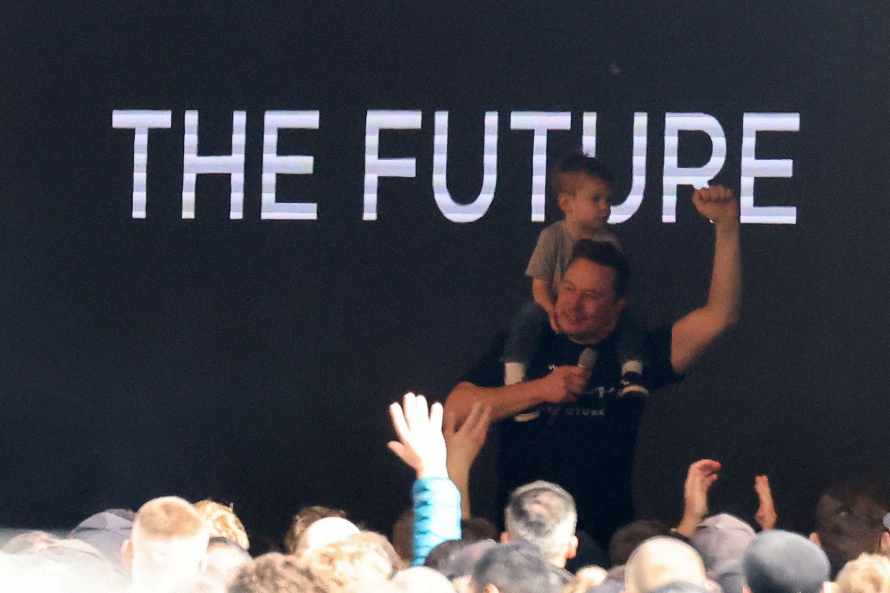 Elon Musk visitó una fábrica de Tesla en Alemania. Foto: Reuters.