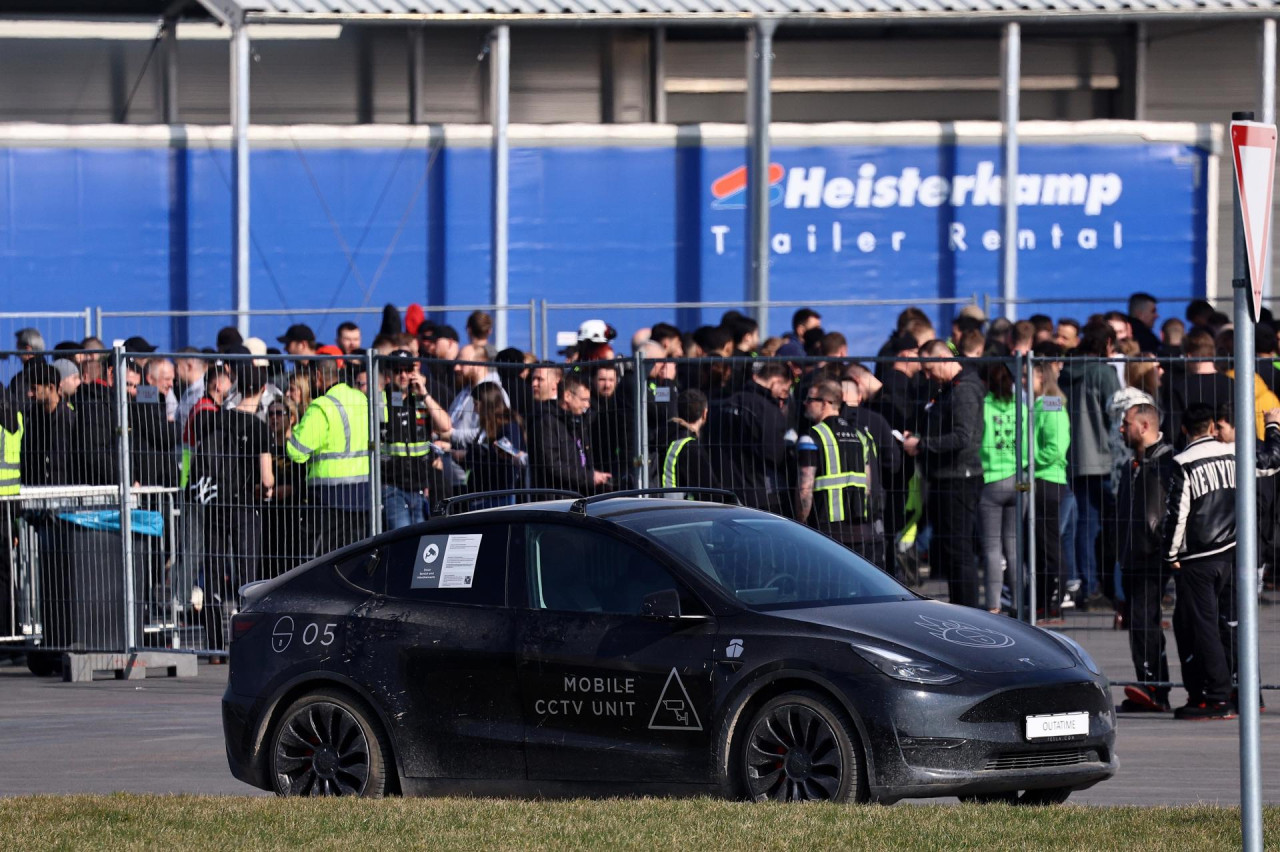 Elon Musk visitó una fábrica de Tesla en Alemania. Foto: EFE.