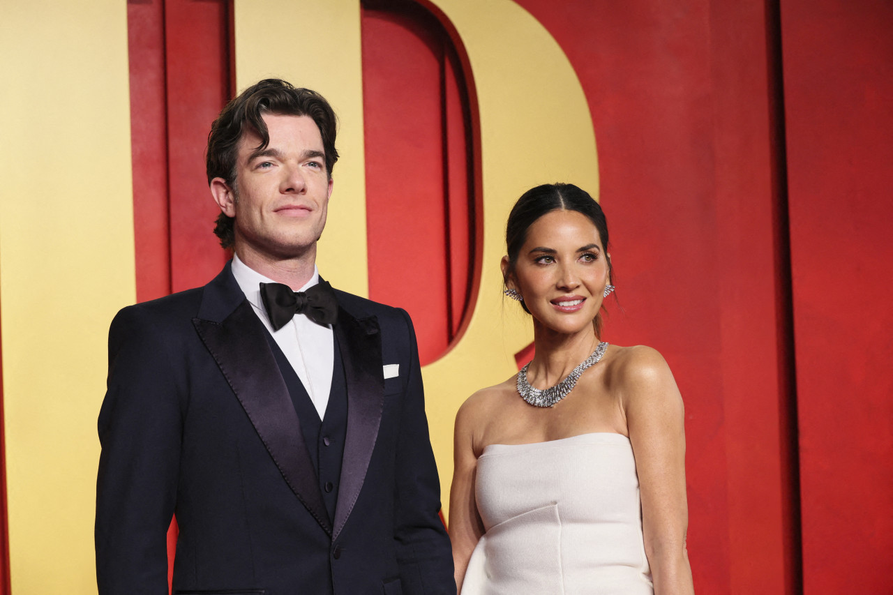 John Mulaney junto a Olivia Munn. Foto: Reuters