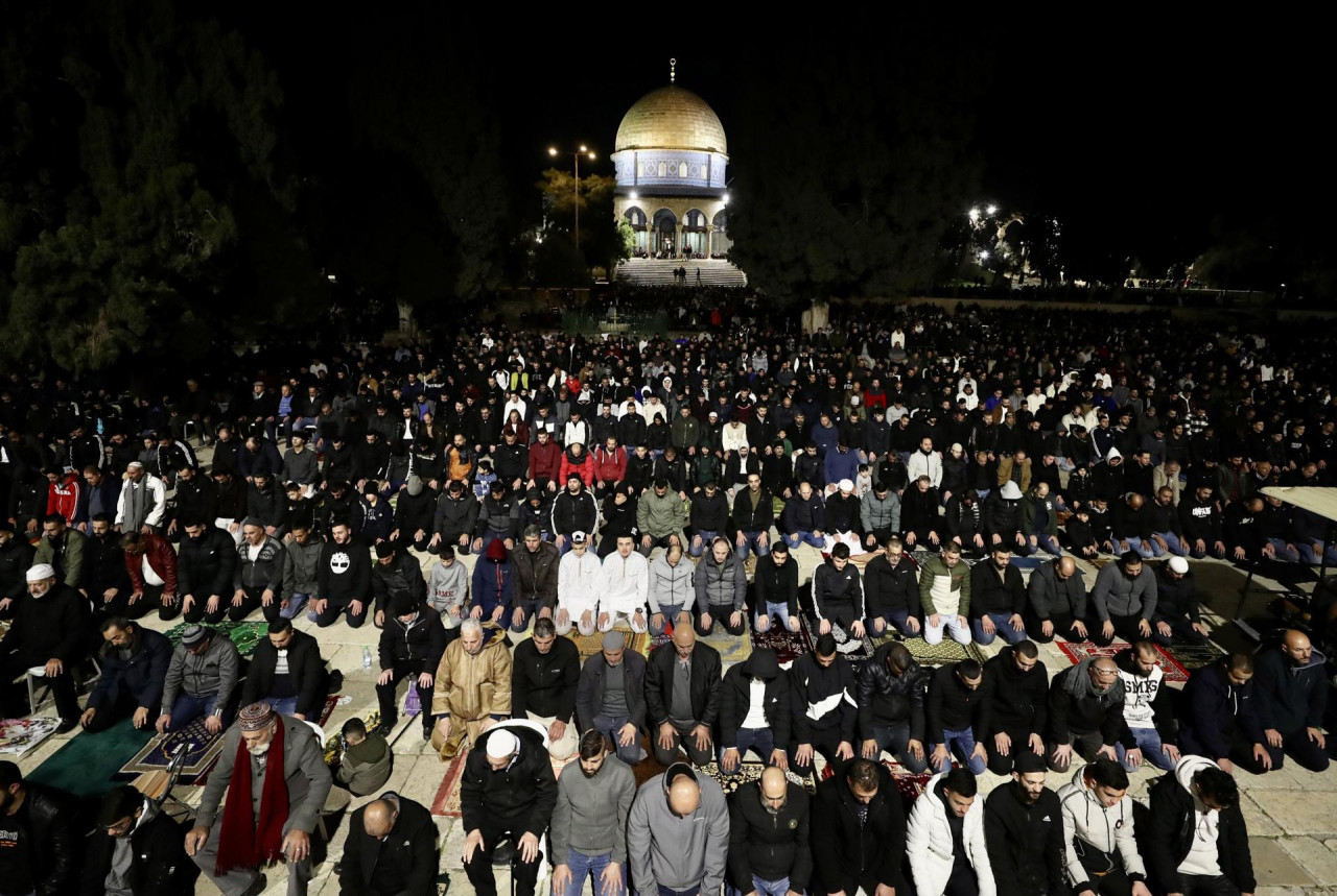 Rezos en la primera noche de Ramadán. Foto: EFE.