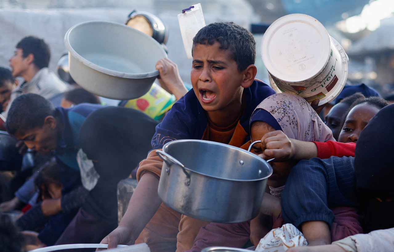 Niños palestinos esperan recibir alimentos durante el Ramadán, en Rafah. Efe