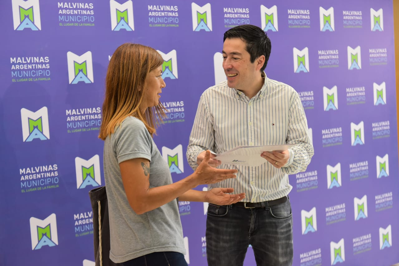 Leo Nardini hizo entrega de nuevas habilitaciones a comerciantes de Malvinas Argentinas.