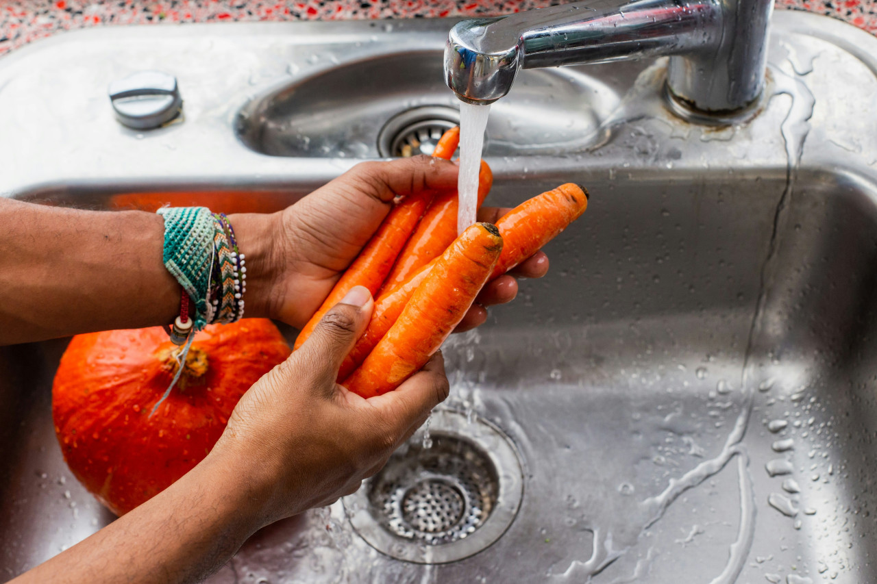 Lavar frutas y verduras. Foto: Unsplash