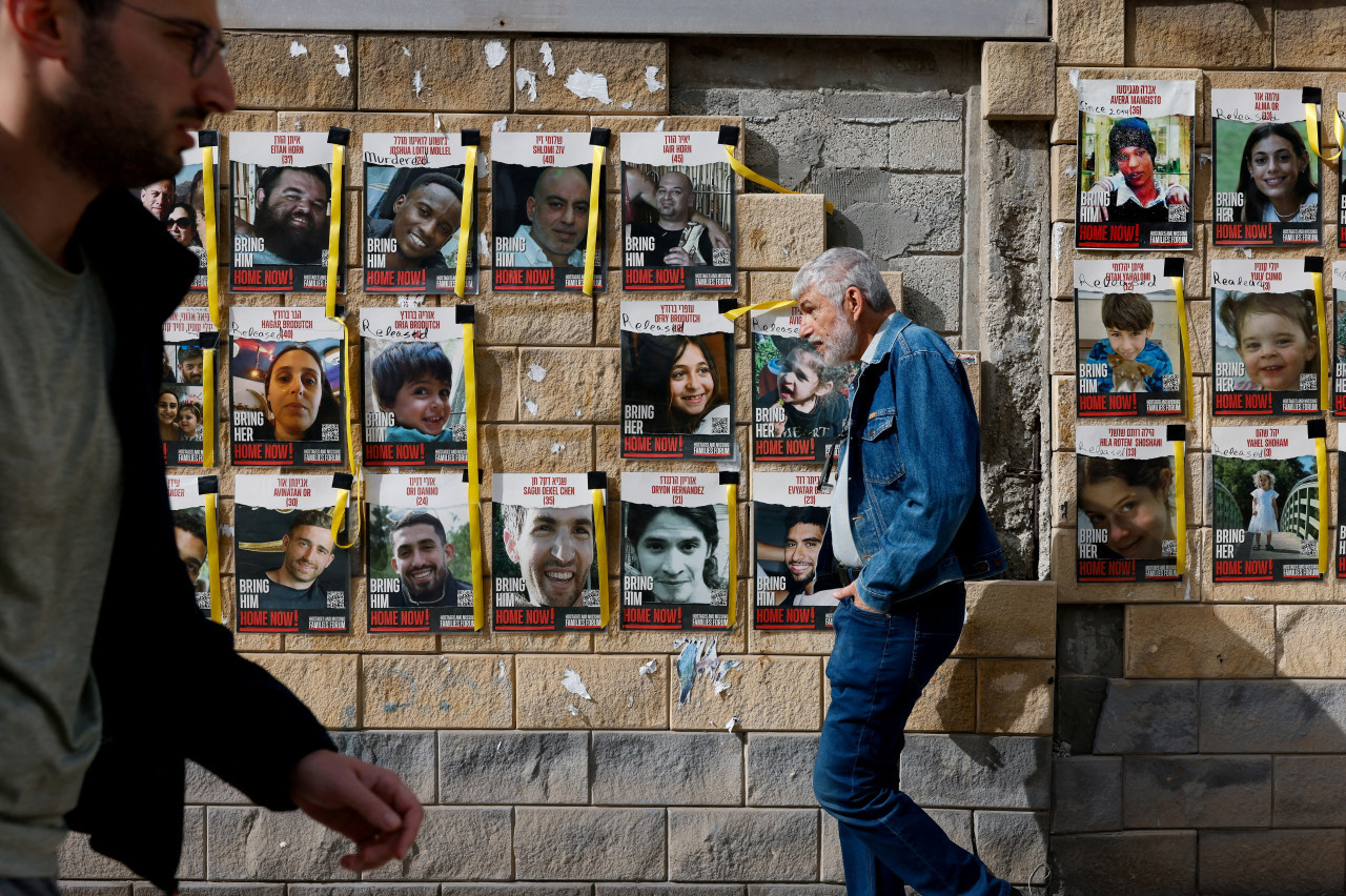 Fotos de rehenes en calles israelíes. Foto: Reuters.