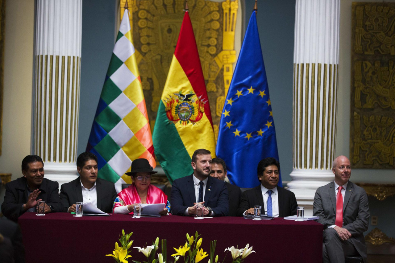 El comisario europeo de Medio Ambiente, Océanos y Pesca de la Unión Europea (UE), Virginijus Sinkevicius participa junto a la ministra de relaciones exteriores, Celinda Sosa, en un acto en la cancillería. Foto: EFE.