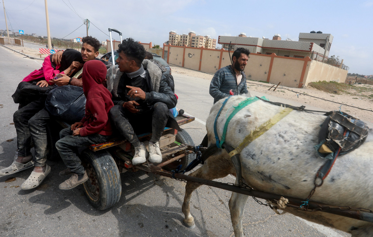 Pacientes se marcharon del Hospital Al Shifa producto de los ataques israelíes. Foto: Reuters.