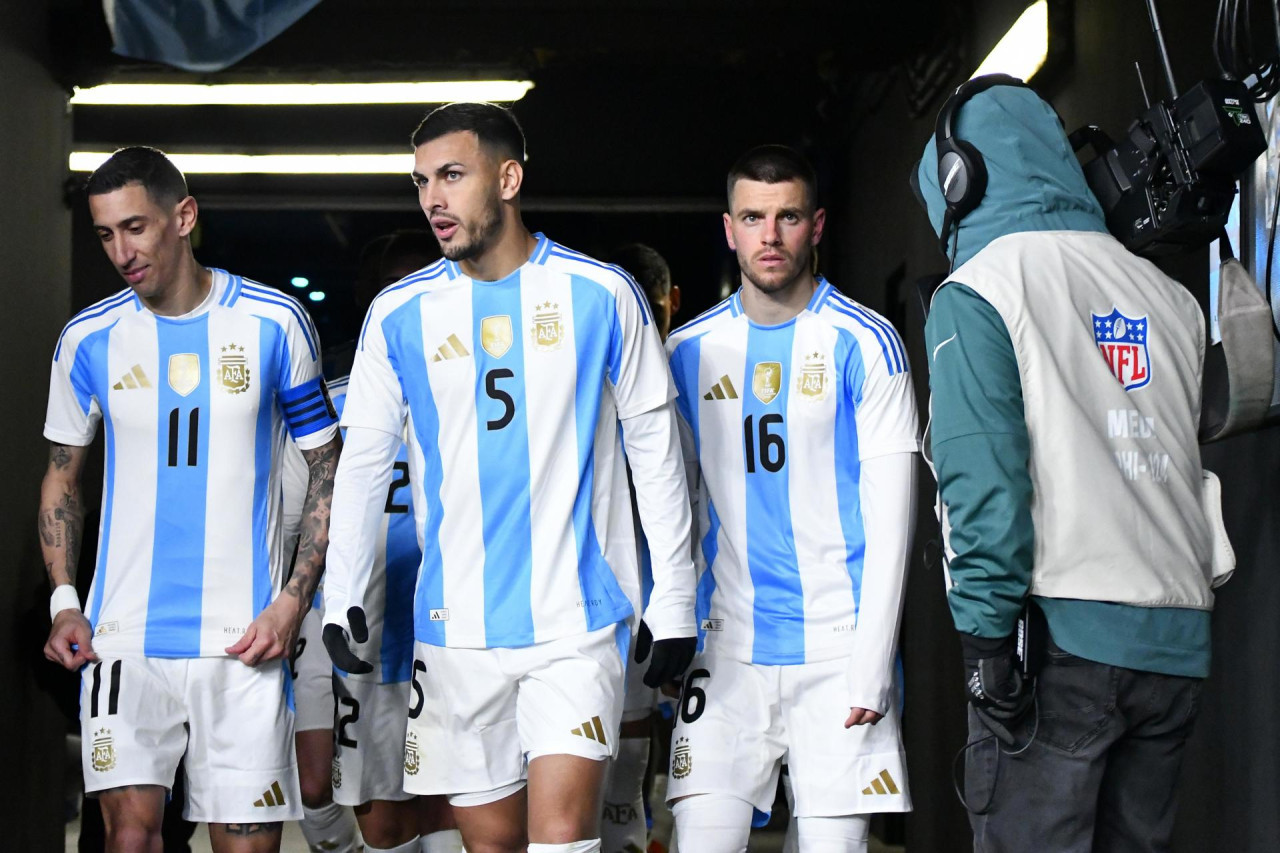 Ángel Di María, Leandro Paredes y Gio Lo Celso. Foto: EFE.