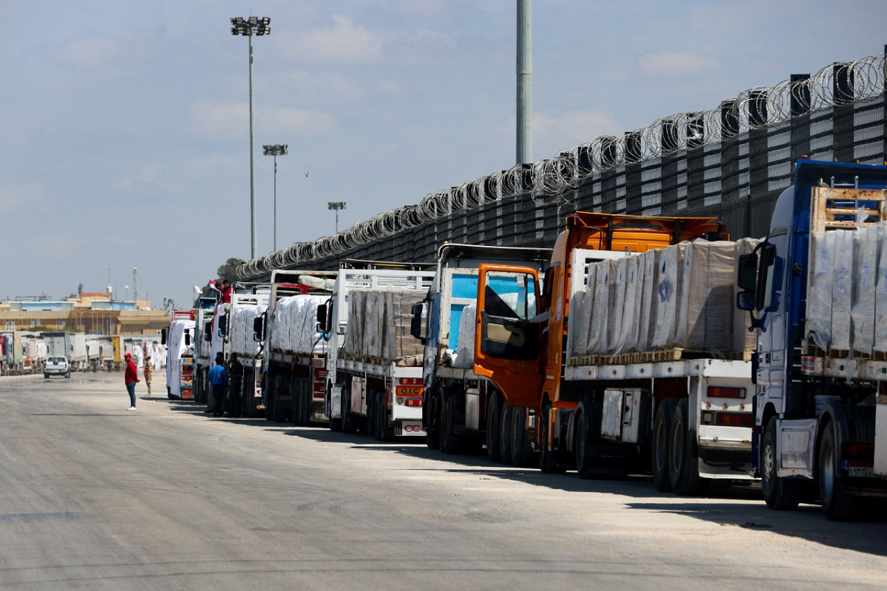 Camiones con ayuda humanitaria para Gaza. Foto: Reuters.