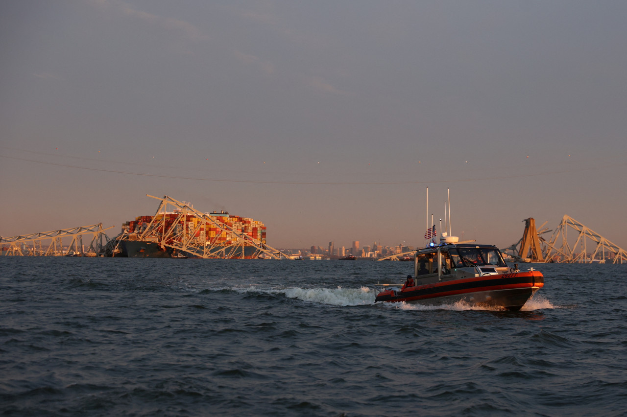 Tareas de rescate en el puente destruido en Baltimore. Foto: Reuters.