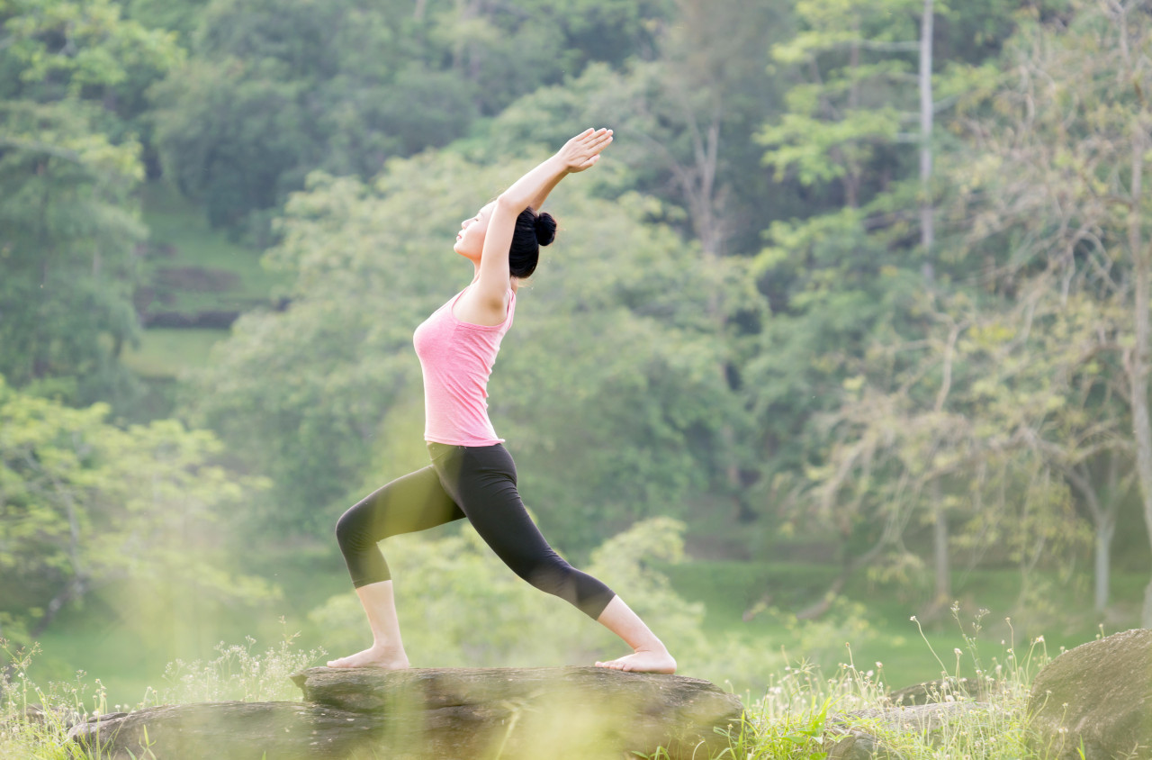 Mujer practicando yoga. Foto: Reuters, Alamy