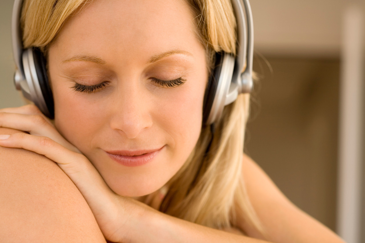 Escuchar musica. Foto: Reuters, Alamy