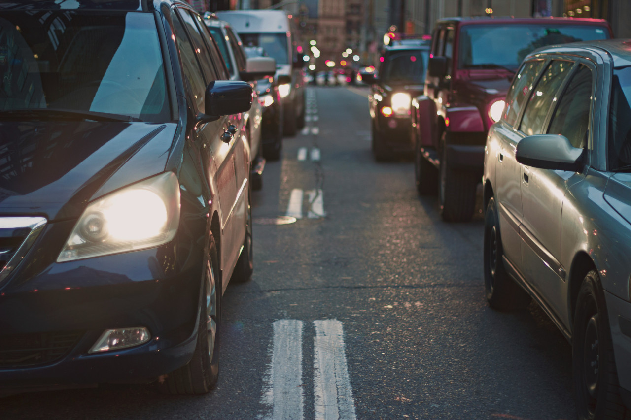 Tráfico, vehículos, autos. Fotos: Unsplash