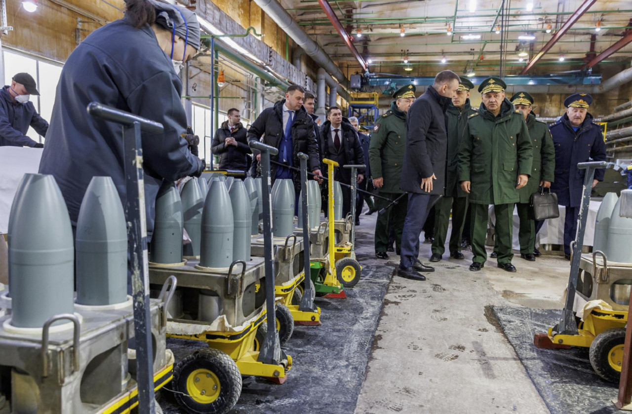 Shoigú visitó una fábrica militar en Siberia. Foto: EFE.