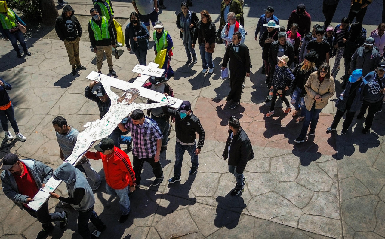 Viacrucis de migrantes en la frontera. Foto: EFE.